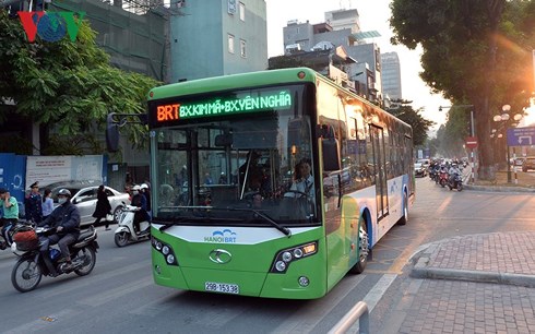 Vì sao Hà Nội dừng triển khai tuyến xe buýt nhanh 02? (07/3/2018)